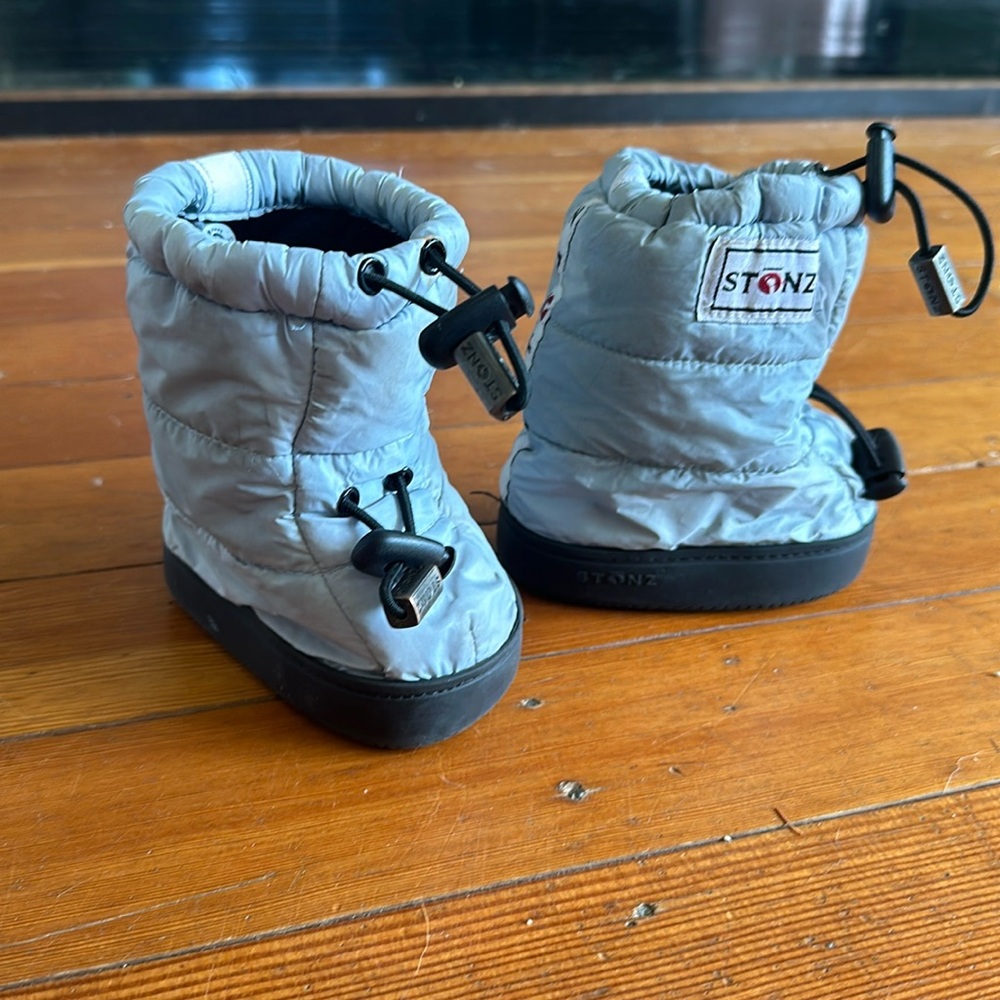 Stonz Kids Boots in Gray and Black